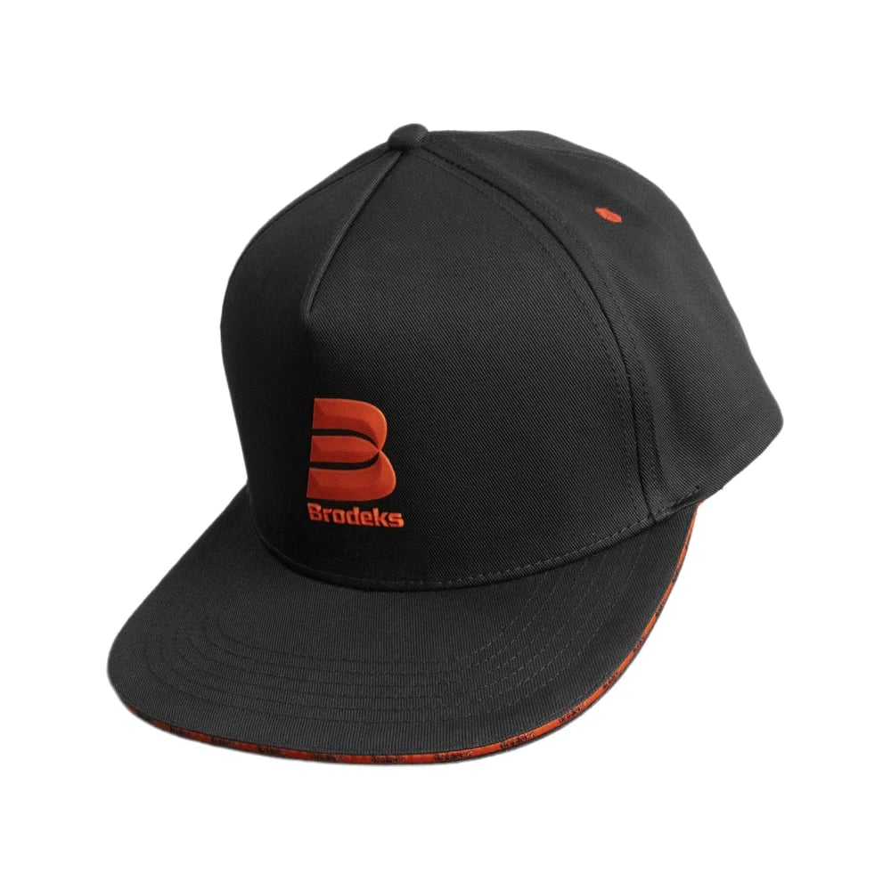Бейсболка Brodeks KM131, красный с чёрным